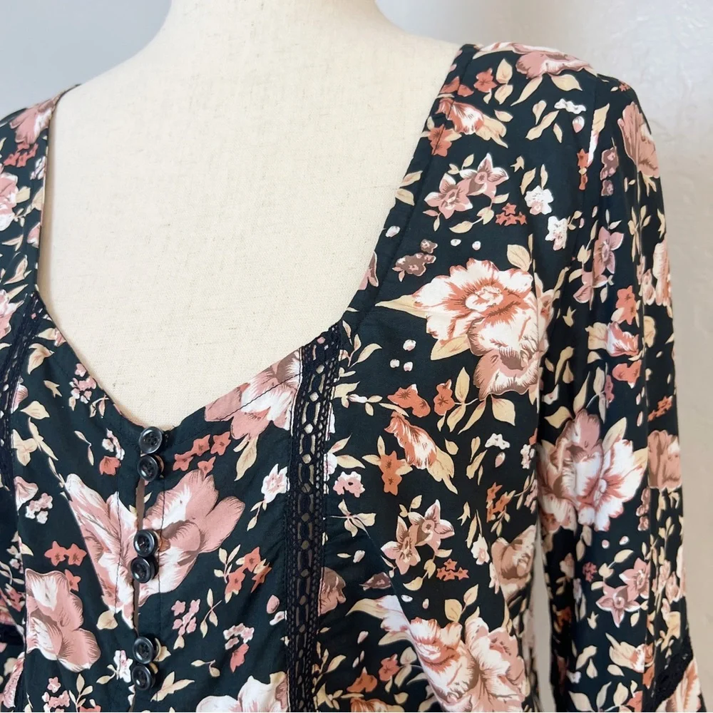 •KIVARI• Black Tuscan‎ Floral Cropped Boho Blouse Top Size XS Crochet Tassel - Picture 6 of 11